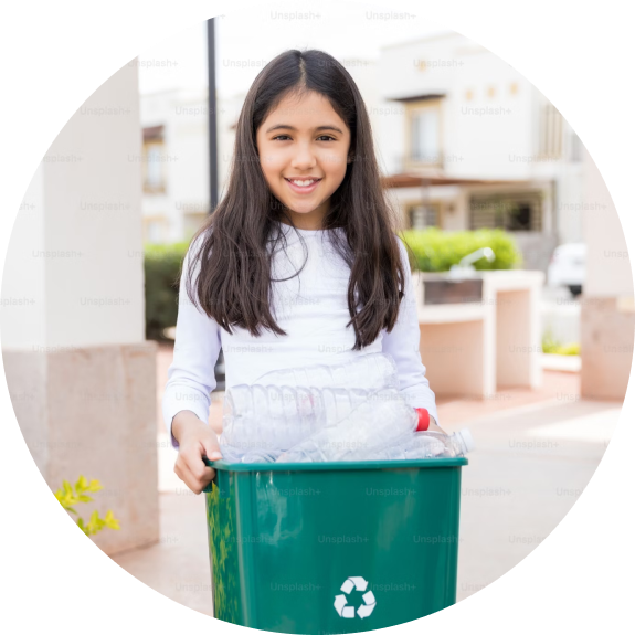 Niña reciclando